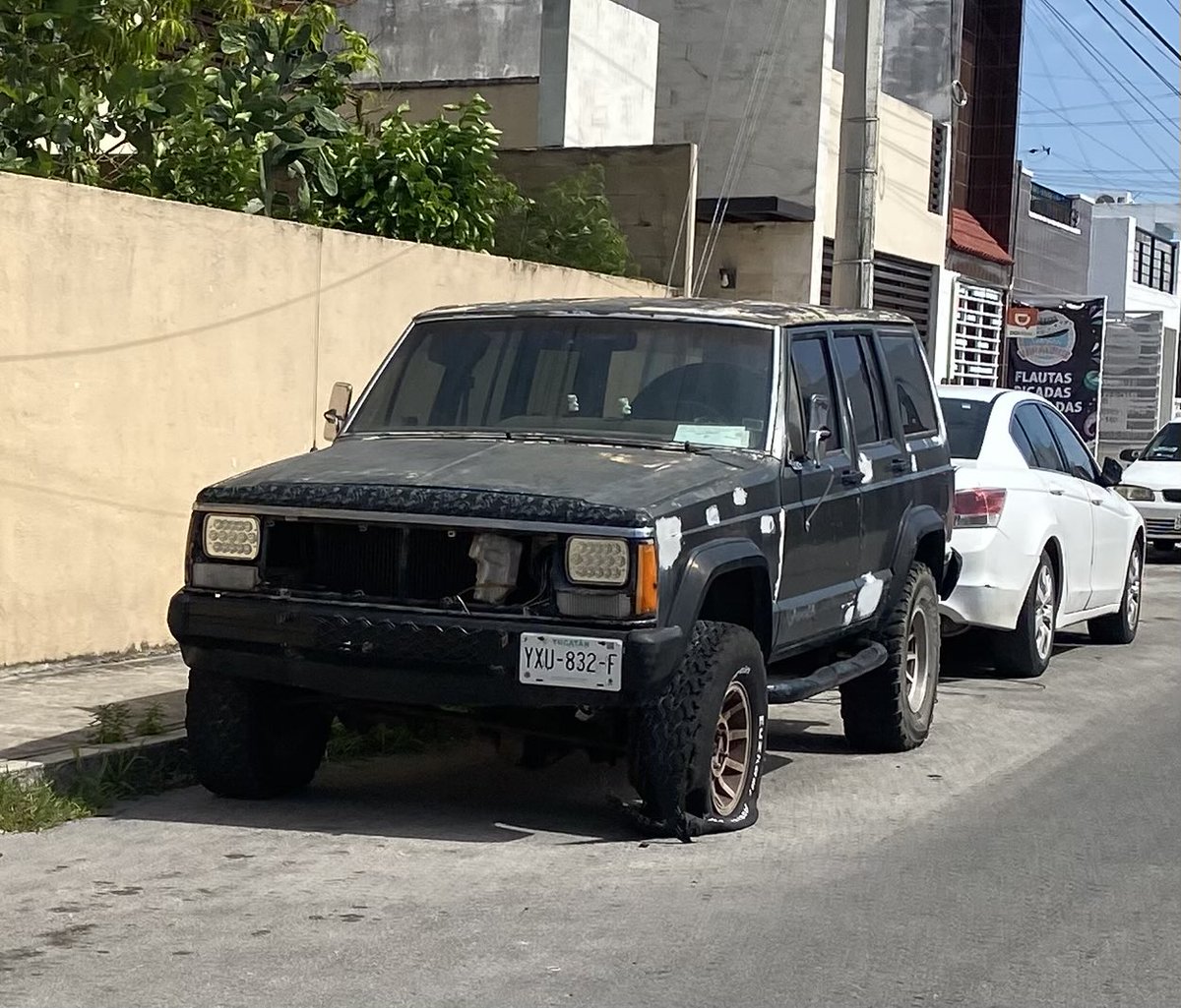 rafa_amaro's tweet photo. @AyuntaMerida Solicito de su valioso apoyo para dar seguimiento a la solicitud antes presentada en la página del ayuntamiento .
@CeciliaPatronL  existen tres autos abandonados en la misma calle en menos de 100 metros . Esto da mala imagen y provoca acumulación de residuos. https://t.co/V2QMqoBZgm