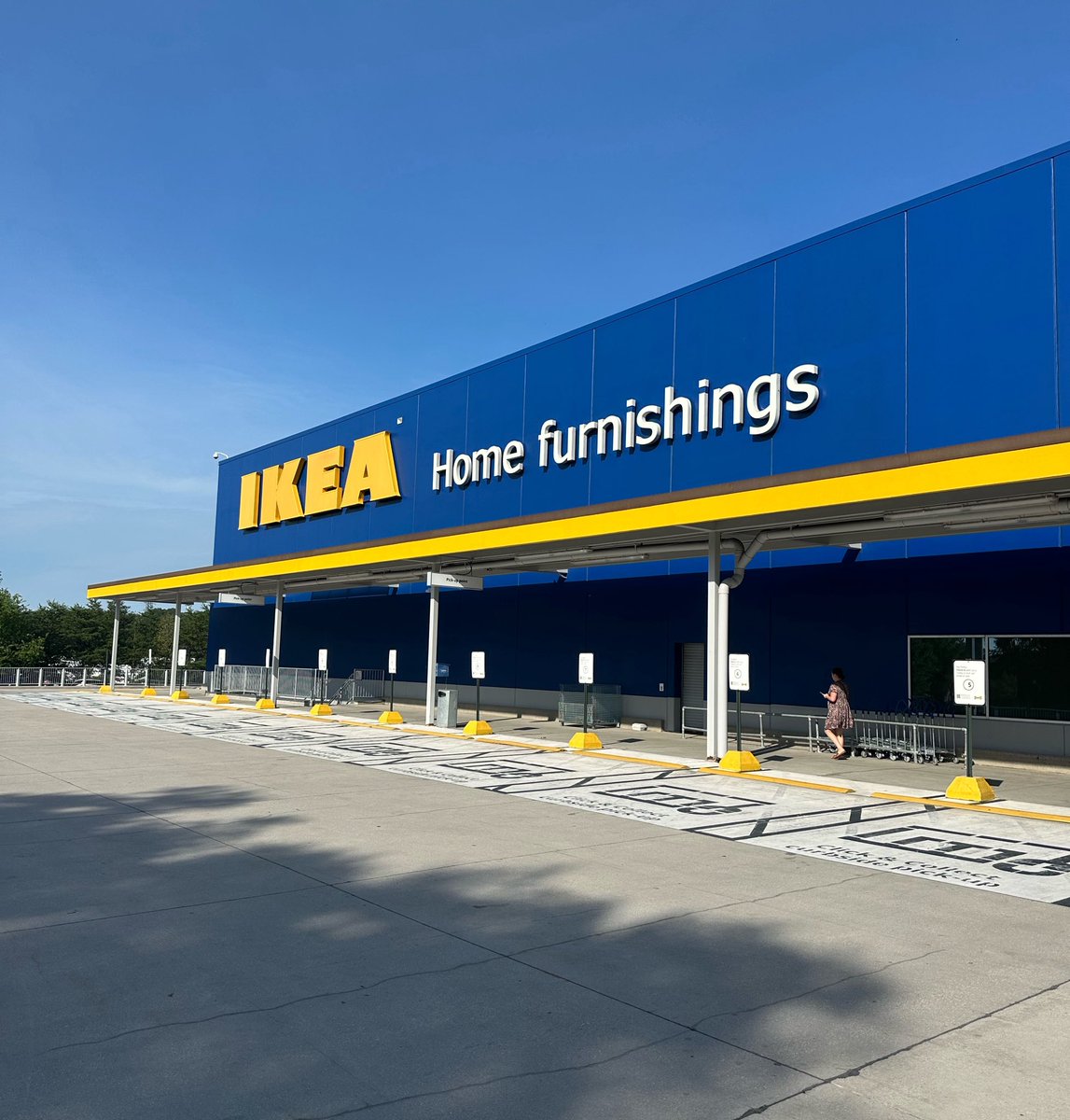 mviser's tweet photo. 🇸🇪🇸🇪 On a tricky travel day, had to be more flexible and less adventurous. For Sweden’s match this evening against France, a meal of Swedish meatballs, bean vegetables, mashed potatoes and lingonberry sauce. Along with Swedish apple cake and juice, at IKEA in Woodbridge, Va. https://t.co/weyD2nATcp