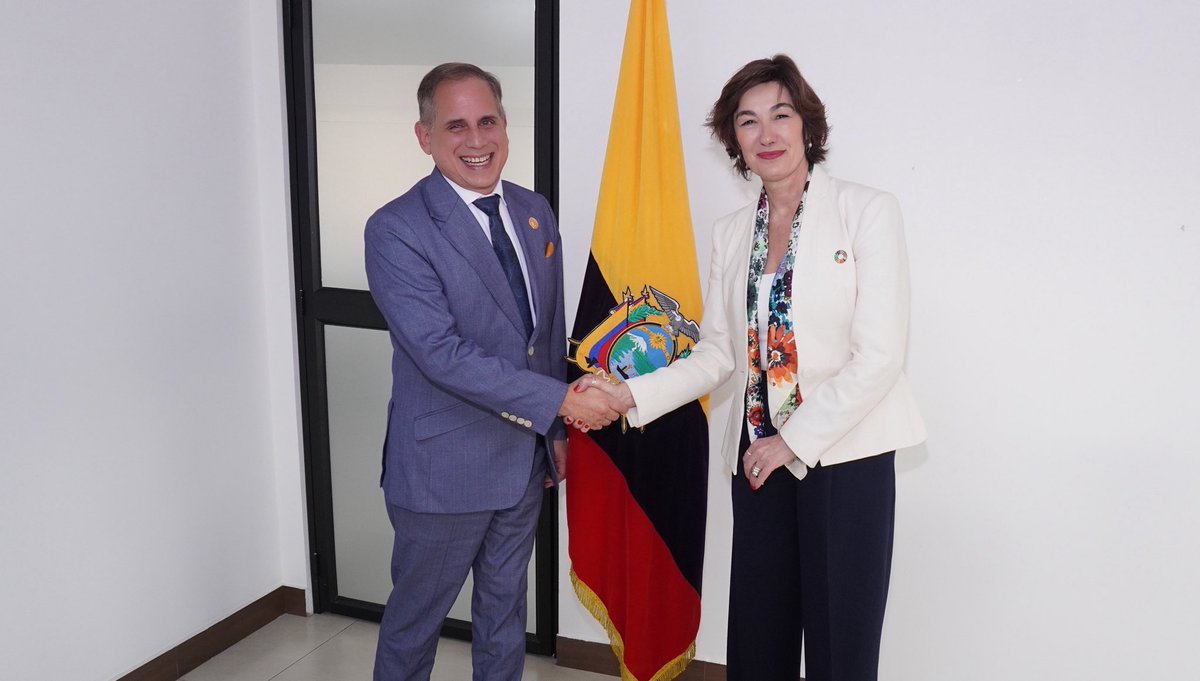 EcuadorMAE's tweet photo. [COOPERACIÓN INTERNACIONAL PARA LA SOSTENIBILIDAD]

El Ministro @JuanCarlos_Blum, mantuvo una reunión con la representación de la @ONUecuador. El encuentro tuvo como objetivo la articulación del nuevo marco de cooperación internacional, que se enfoca en el desarrollo sostenible, la resiliencia territorial y la atracción de financiamiento verde.

Esta alianza, respaldada por la banca multilateral y las agencias del sistema de Naciones Unidas, busca potenciar de manera responsable los sectores productivos y estratégicos