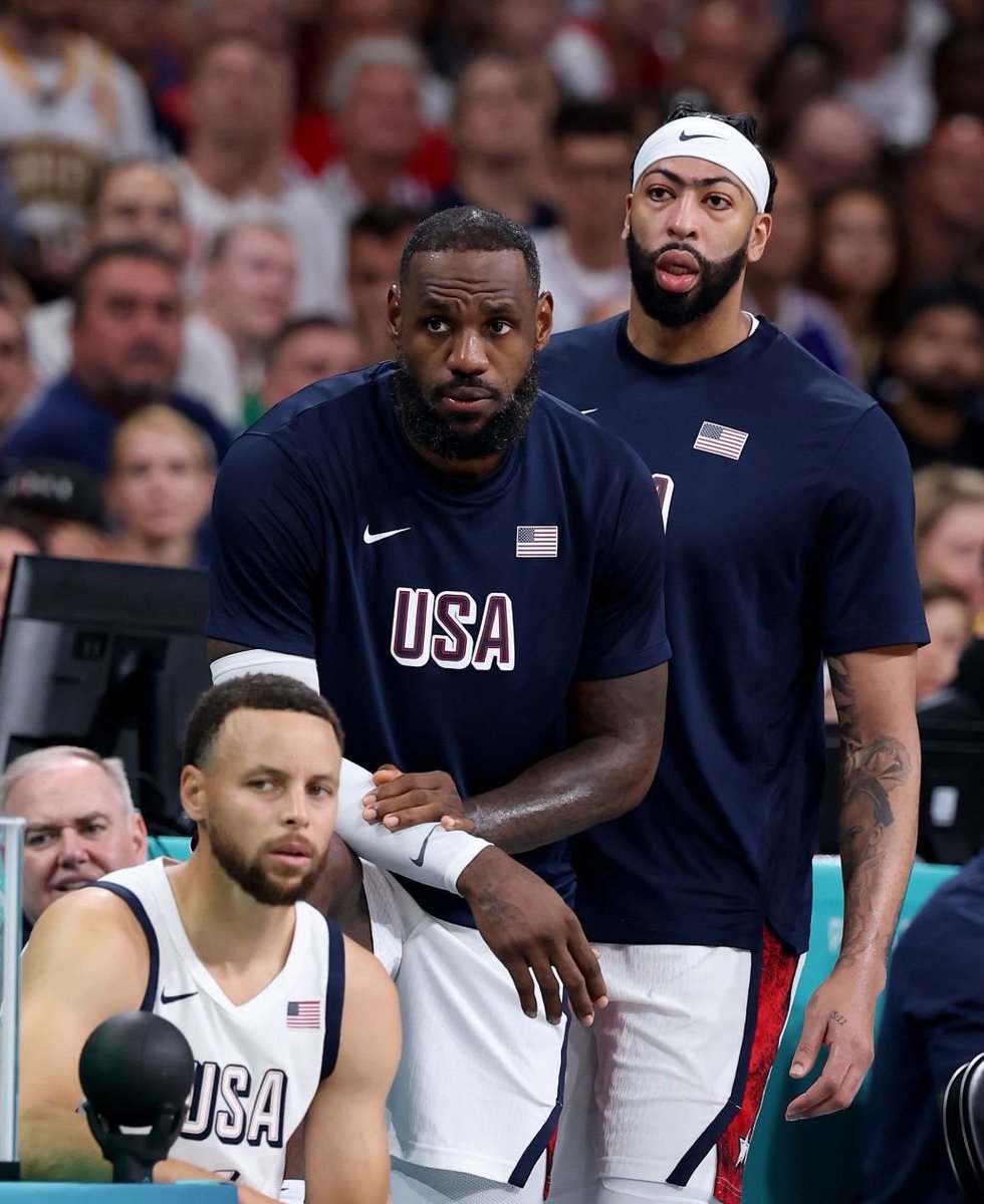 Basket_Infos's tweet photo. Anthony Davis aux Warriors, c’est déjà terminé; Pas de trade d’AD

Alors que Golden State imaginait encore un Big Four avec Stephen Curry, LeBron James, Draymond Green et Anthony Davis, la piste AD serait désormais morte.

Selon @MarcJSpears, les Wizards auraient fermé toutes les discussions de trade autour d’Anthony Davis. De son côté, @sam_amick rapporte que les Warriors signaleraient désormais que Davis ne fait plus partie de leurs plans.

Le scénario d’une réunion LeBron-AD à San Francisco “semble mort dans l’œuf”, écrit Amick.

Golden State avait besoin d’un montage très complexe pour attirer les deux anciens Lakers, avec notamment Draymond Green qui a décliné son option pour offrir de la flexibilité.