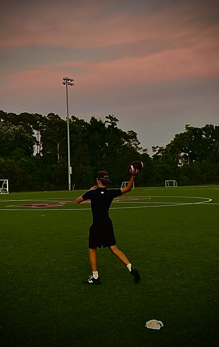 LandryBounds9's tweet photo. Getting that work in even in vacation. The grind never stops!!! Preparing for high school football!!! #beachwork #thegrind @QBHitList @Gibbs_Football @TNFutureStars @TColston6 https://t.co/oKfdhoLa1N