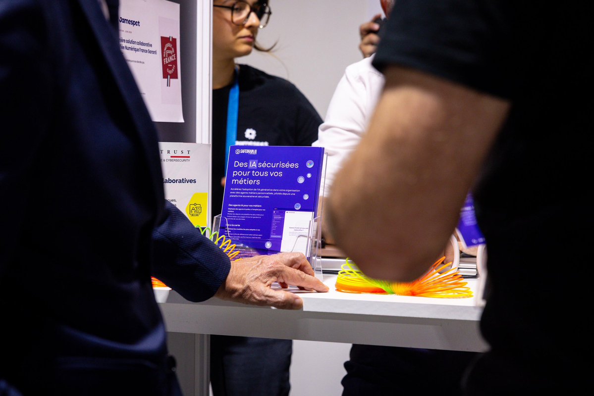BrunoRetailleau's tweet photo. Au Salon de la Souveraineté Numérique, j'ai échangé avec les entrepreneurs, les ingénieurs et les experts qui contribuent à bâtir un écosystème souverain français et européen. 

La souveraineté numérique n'est plus un sujet réservé aux spécialistes. Elle conditionne notre capacité à protéger les données des Français, nos administrations, nos entreprises et nos infrastructures critiques.

La France ne peut plus dépendre des technologies des autres pour défendre ses intérêts stratégiques.