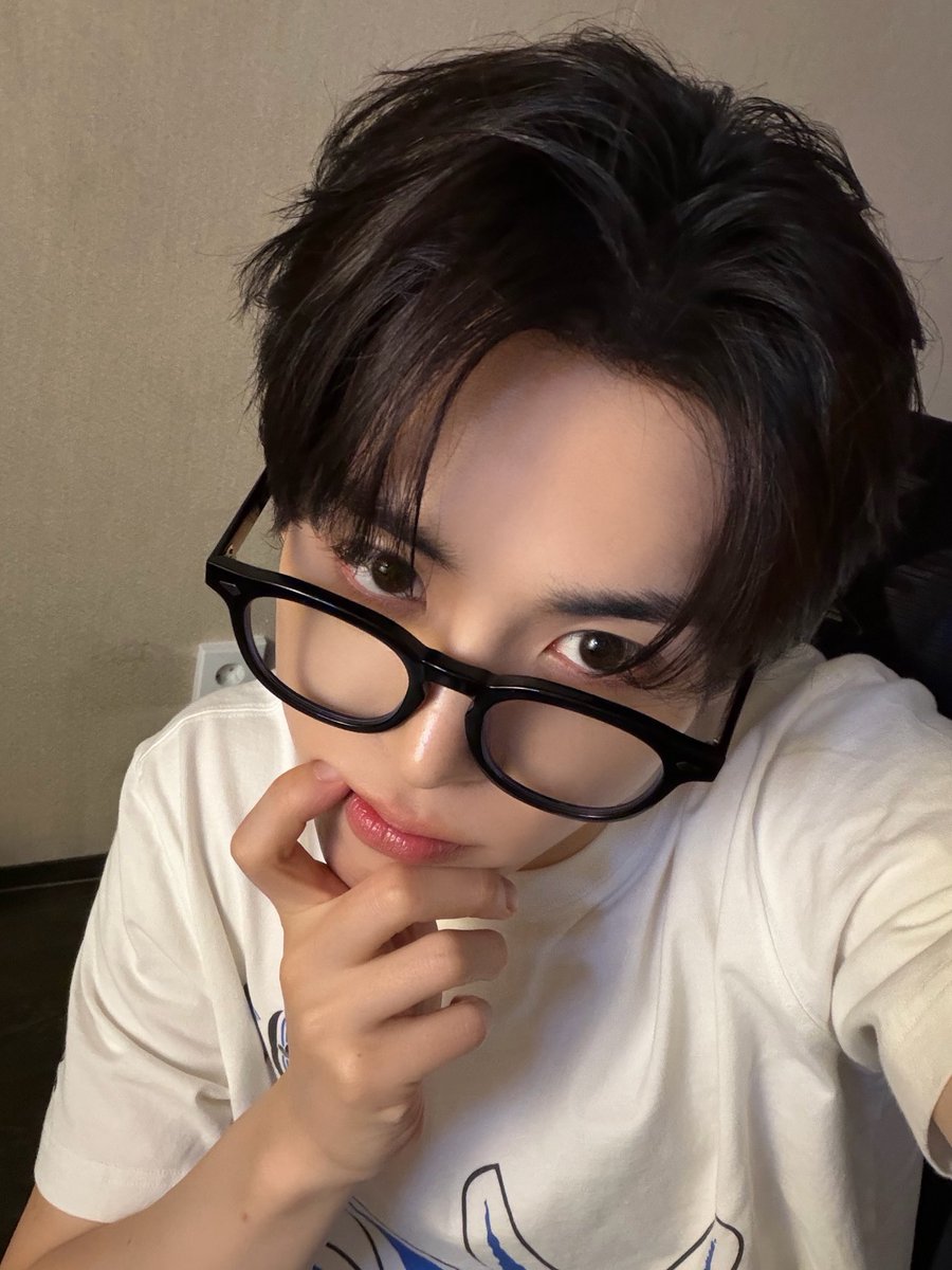 nowz_gf's tweet photo. glasses hyeonbin and half bangs!?!? 
                                        let’s all d¡£ https://t.co/Ui5xXMpMW1