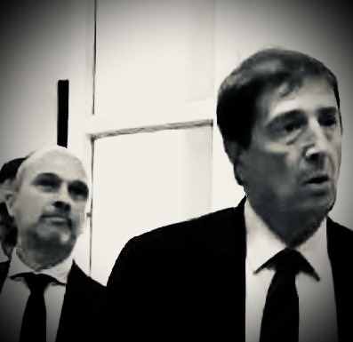 simonedistefano's tweet photo. #Garlasco

Avete notato una cosa?

Le ultime convocazioni per le SIT hanno riguardato persone già ascoltate alcuni mesi prima.

Conoscendo il metodo di lavoro del Dott. Napoleone e dei Sostituti della Procura, a partire dal Dott. Civardi, faccio fatica a pensare che si sia trattato di un passaggio privo di significato.

Quelle nuove audizioni hanno avuto una precisa funzione processuale: verificare l’eventuale esistenza di divergenze tra le dichiarazioni rese prima e dopo e valutare, qualora ne ricorressero i presupposti, possibili ipotesi di reato connesse a quelle dichiarazioni.

Se questa lettura è  corretta, in molti avranno più di un motivo per essere preoccupati. 

Perché la giustizia giusta sa come dribblare i non ricordo, i silenzi, le reticenze e la prescrizione.