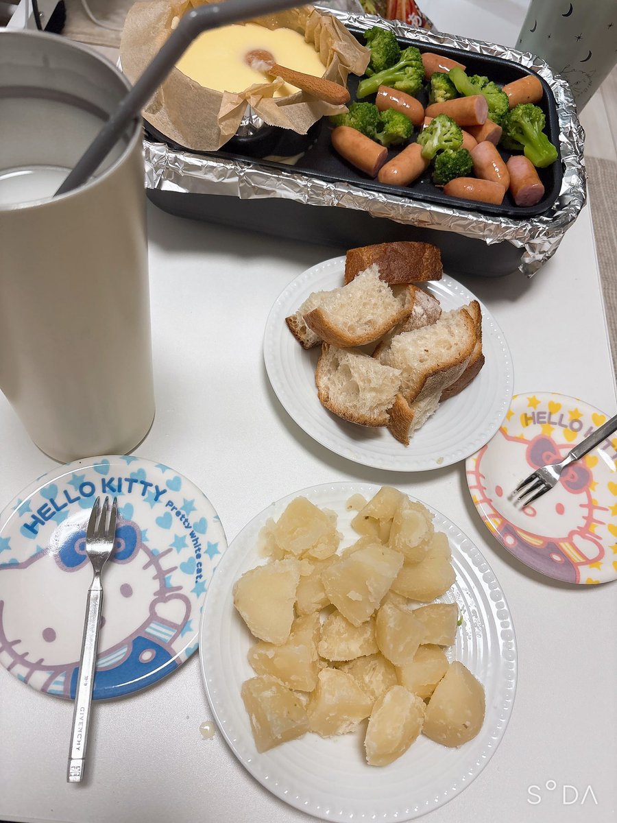 noa_711_'s tweet photo. ポルノのライブついでに友達の家でお泊まりしたけど楽しすぎた☺️💕
たこ焼きにチーズフォンデュに手作りガトーショコラ全部美味しかった✌️
野球は中止になったけど、ライブも最高すぎたし久しぶりのカラオケオール最高だったなー https://t.co/MrUPhOyIiN