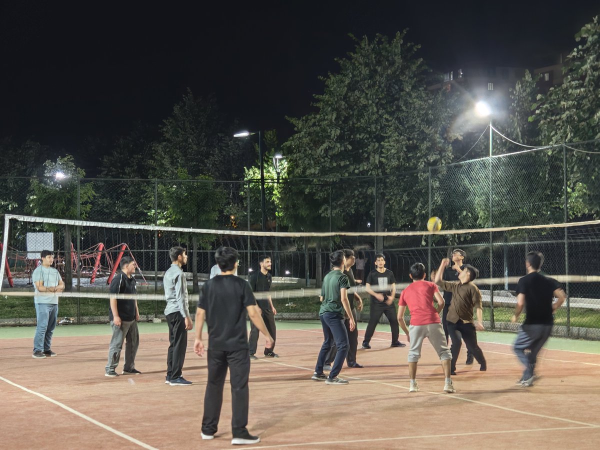 HurGenclik_49's tweet photo. Gençlik Buluşmamız kapsamında, Gençlik ve Gazze temasıyla düzenlediğimiz Voleybol Turnuvamız genç kardeşlerimizin katılımıyla devam ediyor.

Kardeşlik ve takım ruhunun ön plana çıktığı etkinliğimize katılan tüm gençlerimize teşekkür ediyoruz. https://t.co/C21GtBDNpI