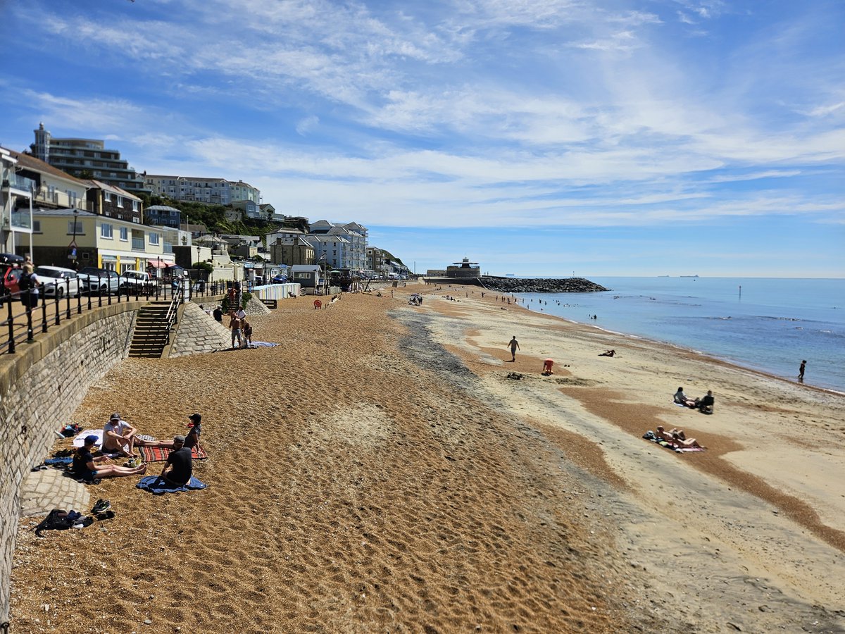 shanklinholiday's tweet photo. Blue skies and sunbathers on Ventnor beach 🌞🏖️
#ventnor #isleofwight #ukbeaches #coastalpath #seaview https://t.co/RPu72yGPTK