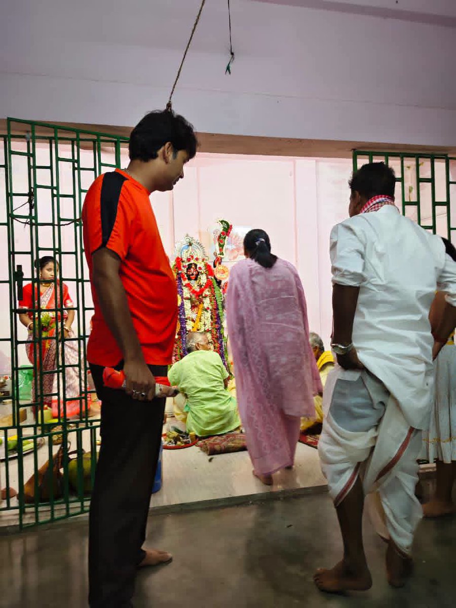 me_sumana4489's tweet photo. Bowing down to the feet of Mother Kali in the holy Kali Puja of Gazipara.
I wish everyone happiness, peace, good health and prosperity.
The love and blessings of the local people are my strength.
The daughter of your house, at your service.
#Balagarh #GaziPara #KaliPuja https://t.co/qfdHGlft5W