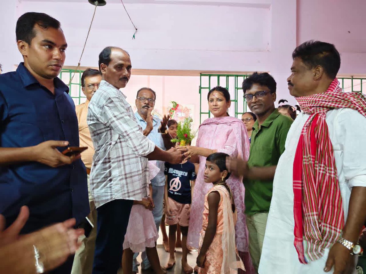me_sumana4489's tweet photo. Bowing down to the feet of Mother Kali in the holy Kali Puja of Gazipara.
I wish everyone happiness, peace, good health and prosperity.
The love and blessings of the local people are my strength.
The daughter of your house, at your service.
#Balagarh #GaziPara #KaliPuja https://t.co/qfdHGlft5W