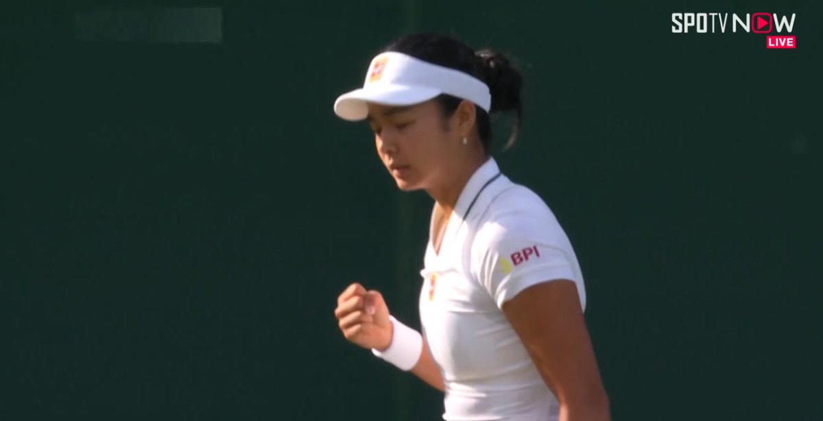 OneSportsPHL's tweet photo. FIRST SET IS FOR ALEX ☝️

Filipina tennis ace Alex Eala is off to a good start after claiming the opening set versus Mexico's Renata Zarazu in the first round of their 2026 Wimbledon Championships clash.

#WTA #AlexEala #Wimbledon

📸 SPOTV NOW https://t.co/59kPkRVmHQ