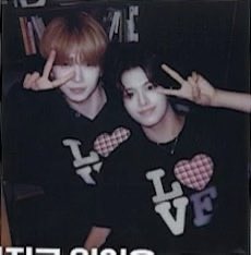 terusenzip's tweet photo. it’s giving high school sweethearts https://t.co/JjDq8Q81vg