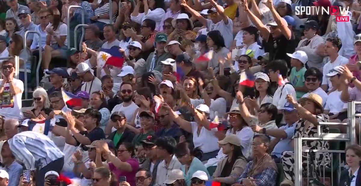 OneSportsPHL's tweet photo. FIRST SET IS FOR ALEX ☝️

Filipina tennis ace Alex Eala is off to a good start after claiming the opening set versus Mexico's Renata Zarazu in the first round of their 2026 Wimbledon Championships clash.

#WTA #AlexEala #Wimbledon

📸 SPOTV NOW https://t.co/59kPkRVmHQ