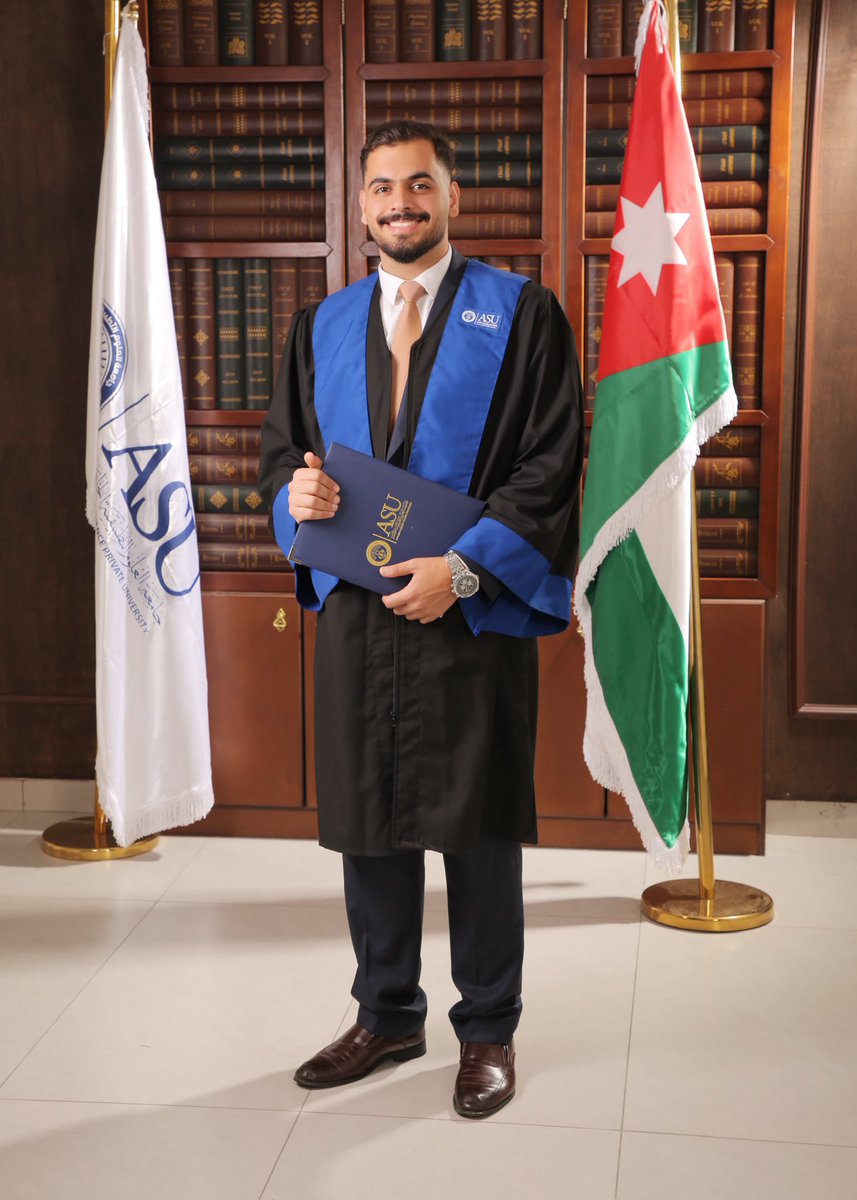 MAlqadi04's tweet photo. الحمدلله رب العالمين 
Finally graduated 🎓 https://t.co/qJ9ZzSM4bf