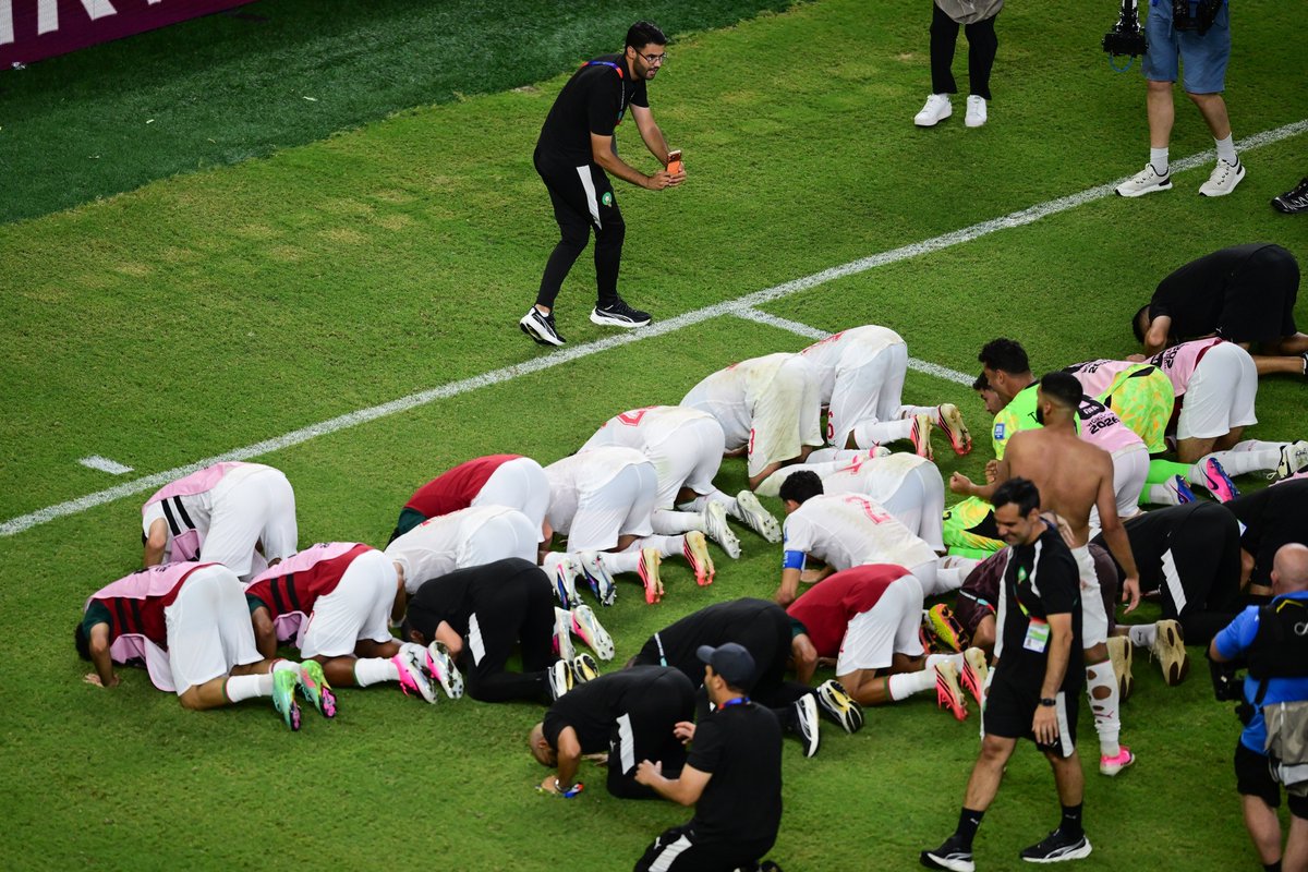 SomosRayados's tweet photo. Lo que la religión, la política y lo social divide, bendita sea, EL FUTBOL LO UNE.

Marruecos 🇲🇦 nunca olvidará Monterrey y Monterrey nunca los olvidará. 

QUÉ GRANDE ERES MUNDIAL, GRACIAS PELOTITA ⚽️ https://t.co/LvDSVpRxWw