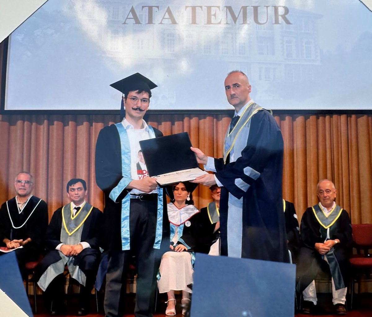 ibbhaberr's tweet photo. Boğaziçi Üniversitesi Fizik Bölümünden mezun olan bir genç, mezuniyet törenine “İmamoğlu her yerde.” tişörtüyle katıldı. https://t.co/085dcaojvm