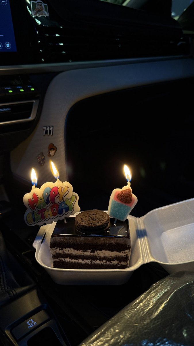 0lio0_'s tweet photo. ٢٣ عام وحيد 🤷🏽 https://t.co/Qxly4tGx74