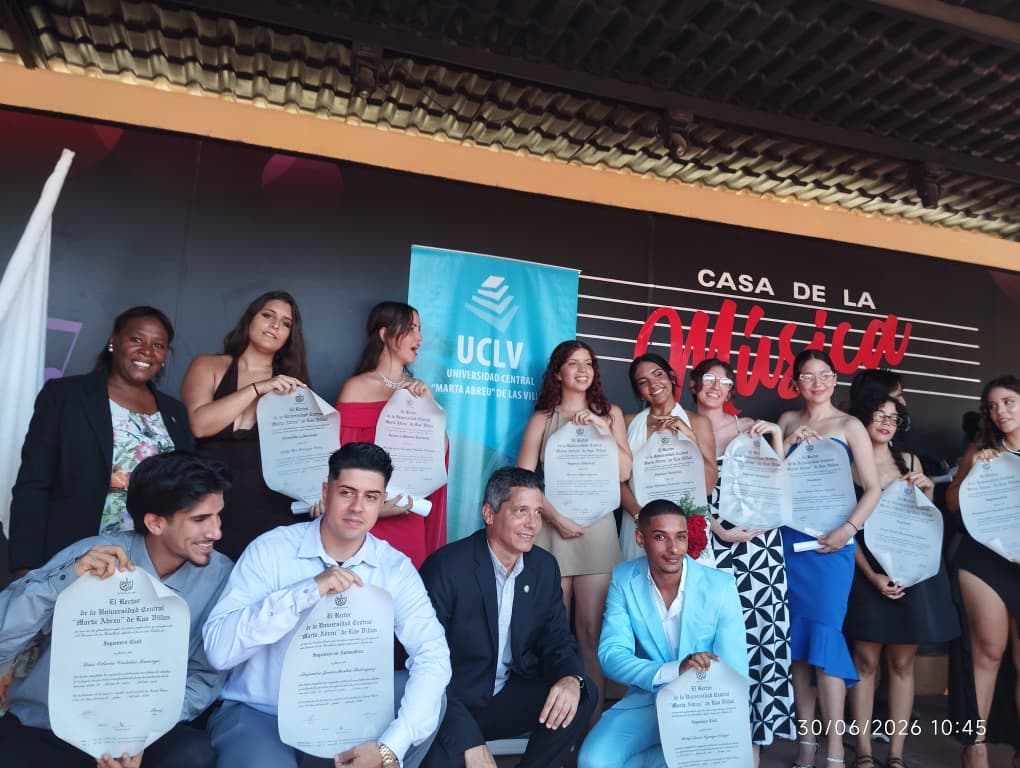 UCLVCU's tweet photo. 🎓Aunque hoy no hayan pisado el emblemático Teatro Universitario, llevan en su memoria el eco de las aulas, el pitazo del tren, la caminata por el campus, el café compartido con los amigos . La #UCLV siempre será su casa.
¡Enhorabuena, graduados de Sancti Spíritus! 🥰 https://t.co/yasXspw8G3