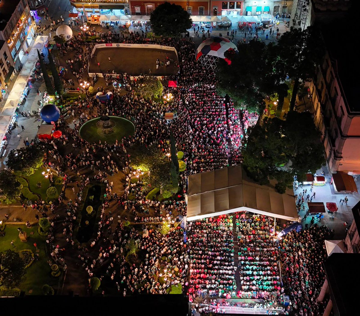 EF_Galindo's tweet photo. 🇲🇽⚽ ¡Hoy nos vemos en la Plaza del Carmen!

Los invito a disfrutar juntos de una gran tarde de fútbol, buen ambiente y la 1.ª Feria del Food Truck Mundialista. 🌮🍔🍟

Acompáñenme a apoyar con toda la pasión a nuestra Selección en el partido México 🆚 Ecuador. 💚🤍❤️ Hagamos de San Luis Capital el mejor lugar para vivir este gran encuentro.

¡Los espero! 🙌🇲🇽 #VamosMéxico