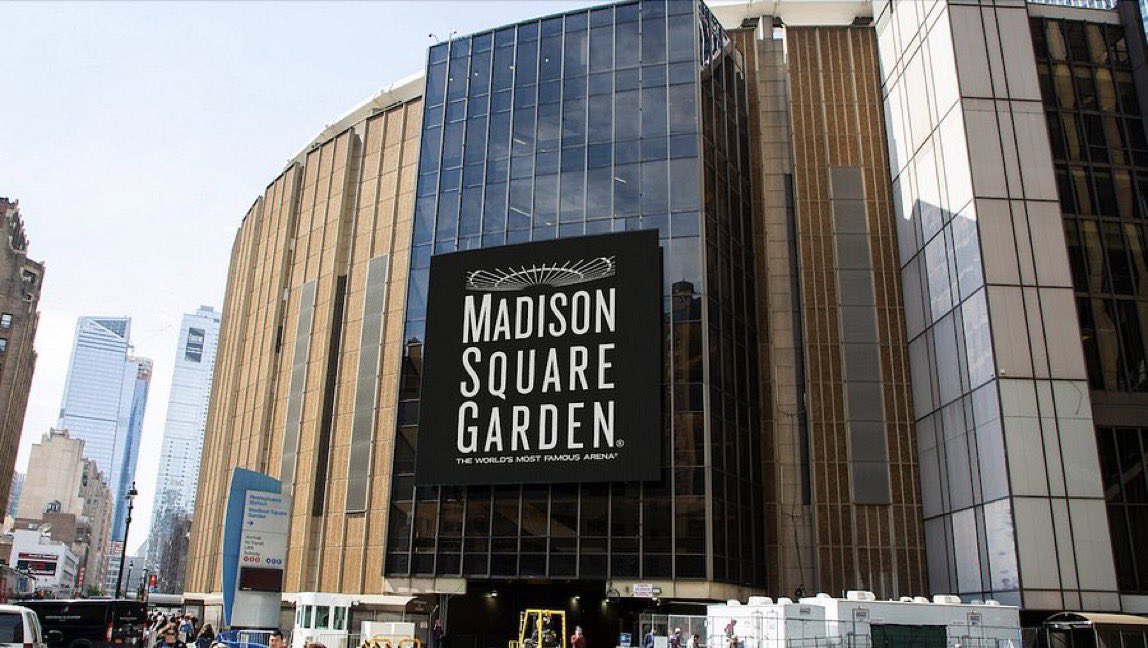 Levoremag's tweet photo. Madison Square Garden staff have been spotted rolling out a red carpet in preparation for what has been described as “a wedding,” according to Page Six.

The venue has been widely reported as the location for Taylor Swift and Travis Kelce’s wedding.

(https://t.co/Z4h1WfygIn)
#TaylorSwift #TravisKelce