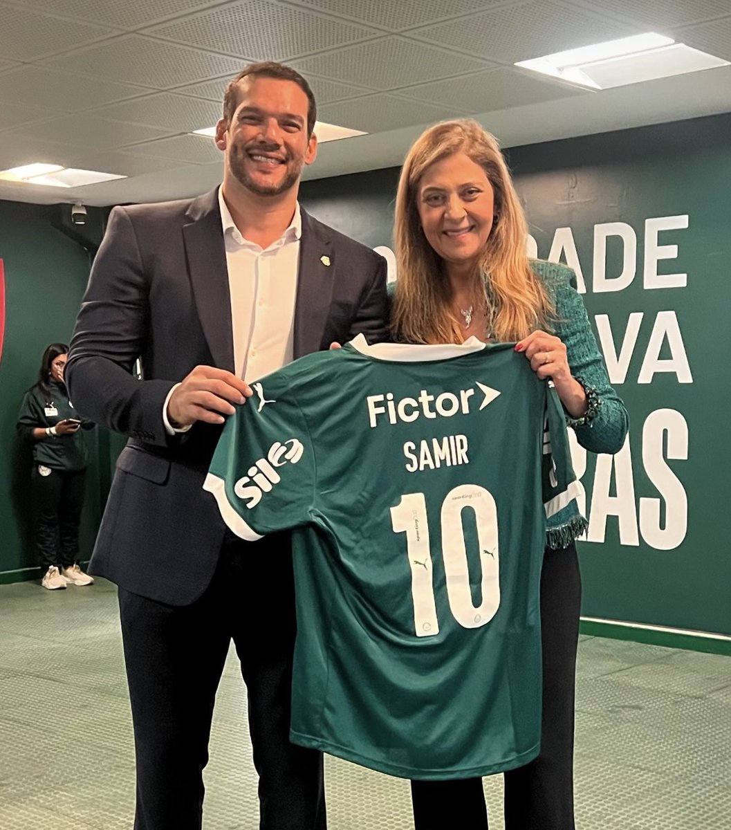 futebol_info's tweet photo. Nesta Copa do Mundo, Samir Xaud, presidente da CBF, já pegou pelo menos duas caronas no jato de Leila Pereira, presidente do Palmeiras.

A entidade e o clube paulista mantêm uma relação de "céu de brigadeiro".

🗞️ @JornalOGlobo | @laurojardim
📸 Divulgação https://t.co/qwNQZn9JAc