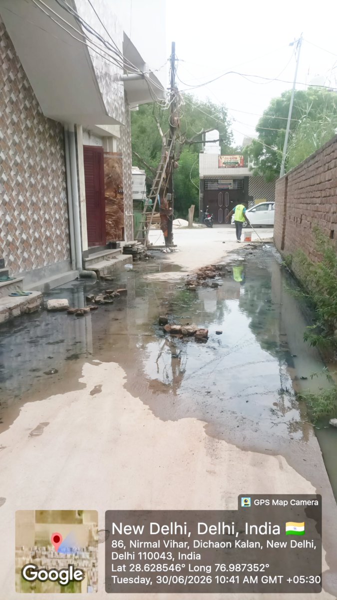 DelhiComplaint's tweet photo. देश की राजधानी दिल्ली के 👏विश्वस्तरीय
   नालियों की विश्वस्तरीय सफ़ाई!
      🗑️ऊपर से कचरा हटाओ...
           📸 फोटो खिंचवाओ...
              📄 रिपोर्ट बनाओ...
                  ✅ और सफाई पूरी घोषित कर दो!

🤔 लेकिन जब नालियाँ पूरी गहराई तक गाद (सिल्ट), कचरे और मलबे से भरी हों, तो क्या सिर्फ ऊपर-ऊपर से कचरा हटाने से पानी की निकासी संभव है? बिल्कुल नहीं।

✅ नालियों की वास्तविक सफाई का अर्थ है:

🔹पूरी गहराई तक जमी गाद (सिल्ट) और मलबा निकालना।
🔹पानी के बहाव का पूरा मार्ग अवरोध-मुक्त करना।
🔹निकाली गई गाद को तुरंत उठाकर निर्धारित स्थान पर ले जाना, न कि नाली के किनारे छोड़ देना।
🔹आउटलेट, क्रॉस-ड्रेनेज और जुड़े हुए सभी हिस्सों की सफाई करना, ताकि पानी बिना किसी रुकावट के बह सके।
🔹सफाई के बाद स्थल का निरीक्षण कर यह सुनिश्चित करना कि जल निकासी वास्तव में सुचारु हो गई है।

👎सिर्फ ऊपर-ऊपर से कचरा हटाकर, फोटो खिंचवाकर और सफाई का दावा कर देना नालियों की सफाई नहीं, बल्कि महज़ दिखावा है।

💯 जब तक हर नाली की पूरी गहराई तक जमी गाद नहीं निकलेगी और जल निकासी का पूरा मार्ग अवरोध-मुक्त नहीं होगा, तब तक जलभराव की समस्या खत्म नहीं होगी।

📢 दिल्ली को फोटो-ऑप नहीं, वास्तविक और परिणाम देने वाली सफाई चाहिए।

🤝आइए मिलकर देश की राजधानी #Delhi को सुरक्षित, स्वच्छ और व्यवस्थित बनाएं। 💯
#RealityCheck #GroundReality #MCD #Accountability
@gupta_rekha @LtGovDelhi @CPDelhi @praveshwahi @drmonikapant @MCD_Delhi @mlkhattar @mssirsa @SandhuTaranjitS @p_sahibsingh
