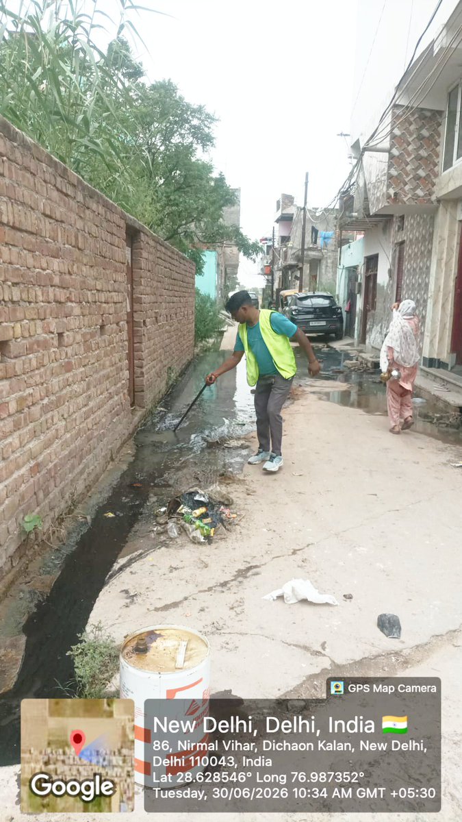 DelhiComplaint's tweet photo. देश की राजधानी दिल्ली के 👏विश्वस्तरीय
   नालियों की विश्वस्तरीय सफ़ाई!
      🗑️ऊपर से कचरा हटाओ...
           📸 फोटो खिंचवाओ...
              📄 रिपोर्ट बनाओ...
                  ✅ और सफाई पूरी घोषित कर दो!

🤔 लेकिन जब नालियाँ पूरी गहराई तक गाद (सिल्ट), कचरे और मलबे से भरी हों, तो क्या सिर्फ ऊपर-ऊपर से कचरा हटाने से पानी की निकासी संभव है? बिल्कुल नहीं।

✅ नालियों की वास्तविक सफाई का अर्थ है:

🔹पूरी गहराई तक जमी गाद (सिल्ट) और मलबा निकालना।
🔹पानी के बहाव का पूरा मार्ग अवरोध-मुक्त करना।
🔹निकाली गई गाद को तुरंत उठाकर निर्धारित स्थान पर ले जाना, न कि नाली के किनारे छोड़ देना।
🔹आउटलेट, क्रॉस-ड्रेनेज और जुड़े हुए सभी हिस्सों की सफाई करना, ताकि पानी बिना किसी रुकावट के बह सके।
🔹सफाई के बाद स्थल का निरीक्षण कर यह सुनिश्चित करना कि जल निकासी वास्तव में सुचारु हो गई है।

👎सिर्फ ऊपर-ऊपर से कचरा हटाकर, फोटो खिंचवाकर और सफाई का दावा कर देना नालियों की सफाई नहीं, बल्कि महज़ दिखावा है।

💯 जब तक हर नाली की पूरी गहराई तक जमी गाद नहीं निकलेगी और जल निकासी का पूरा मार्ग अवरोध-मुक्त नहीं होगा, तब तक जलभराव की समस्या खत्म नहीं होगी।

📢 दिल्ली को फोटो-ऑप नहीं, वास्तविक और परिणाम देने वाली सफाई चाहिए।

🤝आइए मिलकर देश की राजधानी #Delhi को सुरक्षित, स्वच्छ और व्यवस्थित बनाएं। 💯
#RealityCheck #GroundReality #MCD #Accountability
@gupta_rekha @LtGovDelhi @CPDelhi @praveshwahi @drmonikapant @MCD_Delhi @mlkhattar @mssirsa @SandhuTaranjitS @p_sahibsingh