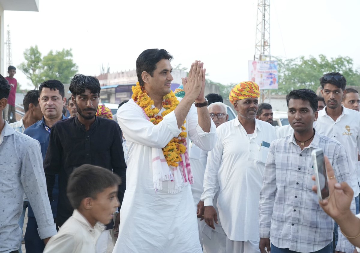 DrVikasAjmer's tweet photo. आज निर्वाचन क्षेत्र किशनगढ़ के ग्राम कटसूरा के ग्रामीणों की मूलभूत सुविधाओं को सुदृढ़ करने हेतु विधायक कोष एवं अन्य मदों से लगभग ₹51 लाख की लागत के विभिन्न जनकल्याणकारी कार्यों का विधिवत लोकार्पण कर उन्हें जनता को समर्पित किया।

इस शुभ अवसर पर अराई प्रधान श्रीमती सीता देवी पूनिया, जिला परिषद सदस्य एवं जिला प्रवक्ता भाई जगदीश गौरा जी, कटसूरा सरपंच श्रीमती राधा देवी घासल, पंचायत समिति सदस्य प्रतिनिधि श्री हरदयाल घासल फौजी, अराई ब्लॉक अध्यक्ष सत्यनारायण बटेसर, जिला महासचिव एवं पूर्व सरपंच किशन घासल जी, अराई पूर्व सरपंच भंवर गोपाल गौड़ जी, मंडल अध्यक्ष रतन घसवां जी, हरदिन घासल जी, हजारीलाल मेघवाल सहित ग्रामीण उपस्थित रहे।

क्षेत्र के सर्वांगीण विकास हेतु निरंतर प्रयासरत हूँ।
#Peoplefirst