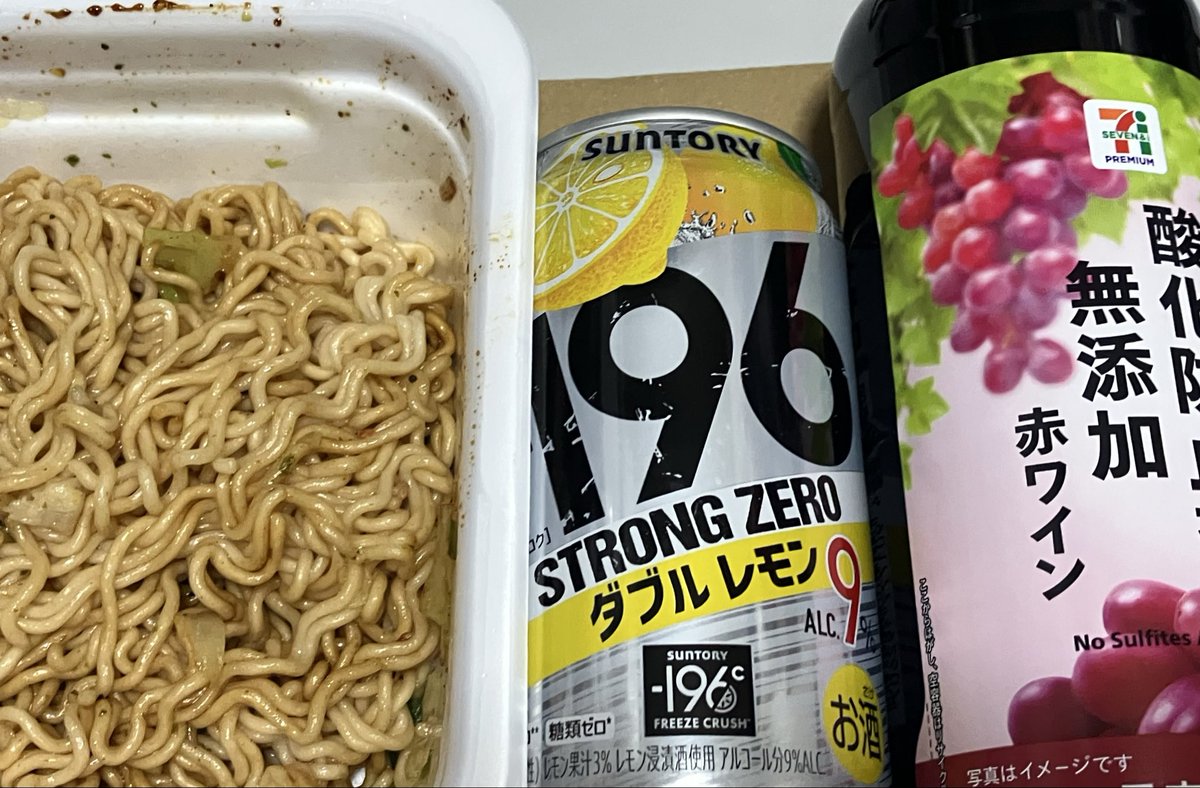 apple3923's tweet photo. 限界飯
焼きそばをストゼロと赤ワインで流し込んで昏倒する
体調悪いから明日は病院に行く予定で https://t.co/LiIhk8HLD9