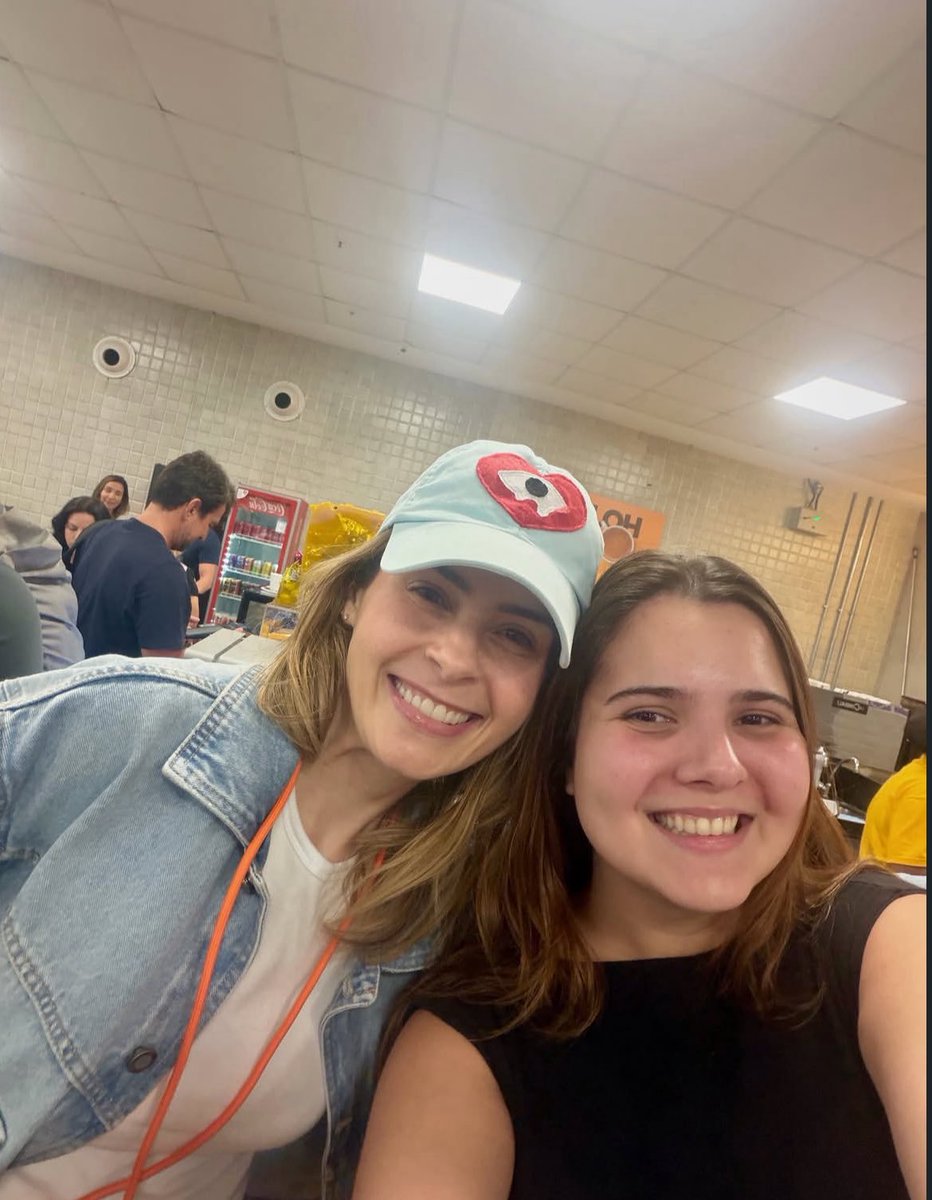 aprenaultnews's tweet photo. Fofas! 🥹🤏🏼 Ana Paula em nova foto com uma admiradora nesta terça-feira (30), no Aeroporto Santos Dumont. 🤍

📸: @/danielarinaldi.us via Instagram Feed. https://t.co/fdm4FqGudr