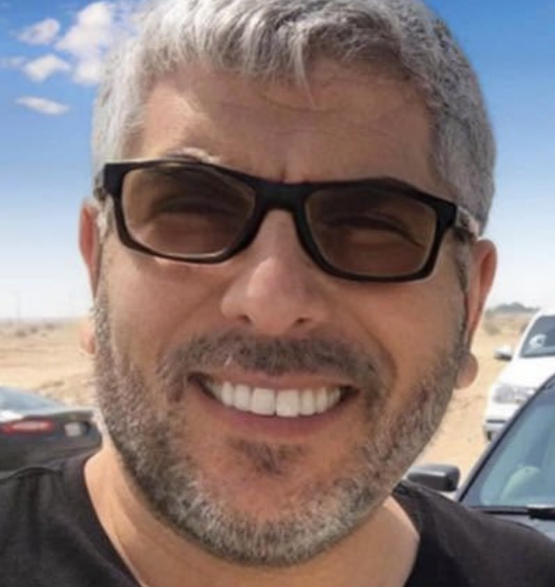 SwordOfSalomon's tweet photo. 🚨🇩🇿 SIGNALEMENT : Kamel Mellouk, citoyen algérien 🇩🇿🇫🇷 résidant à Tassin-la-Demi-Lune (métropole de Lyon), est le président de la société de coursiers FRANCE HELP INDUSTRIE et surtout le propriétaire du compte Facebook Mel Kam, suivi par plus de 307 000 abonnés.

Dans une publication célébrant la mort du rabbin Ron Chaya z”l, Kamel Mellouk reprend et généralise des stéréotypes antisémites en opposant les Juifs aux « goyim », en parlant de "ceux qui se proclament élus...de race privilégiée"

Sa page est truffée de contenus antisémites : mise dos à dos des Juifs et des chrétiens, reprise des pires clichés sur les Juifs et l’argent (usure, cupidité, profits sans scrupules…), glorification de terroristes du Hamas, mensonges sur le Talmud, nazification des Juifs, et bien d’autres horreurs.

⚠️ @MetaFrance continue pourtant de recommander cette page à des centaines de milliers d’utilisateurs.

Il est temps de mettre un nom et un visage sur l’auteur de ces publications antisémites.

⚖️🚔 @prefetrhone @Interieur_Gouv @Association_OJE @LICRA @ActionsAvocats @ObservatoireOjf