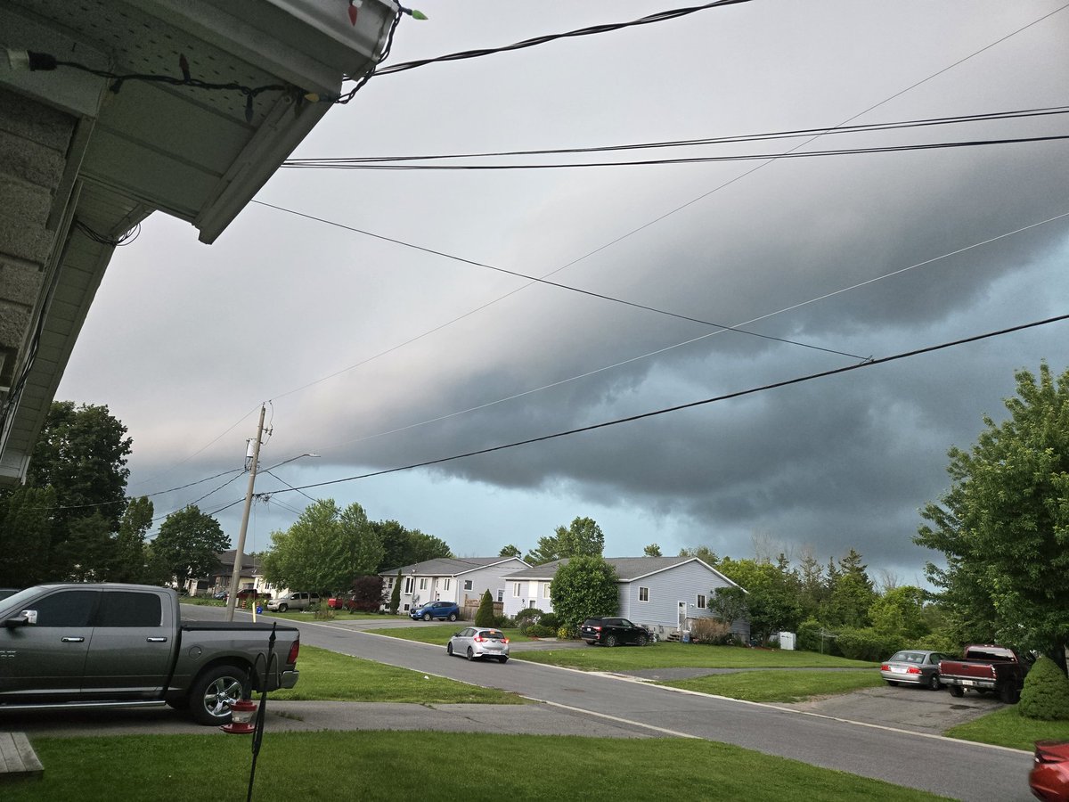 thegeekinside71's tweet photo. Well shit. Here it comes.  Anyone need anything from the Oz gift shop? #tornado #tornadowarning #weather https://t.co/rwL0fMk2Uf