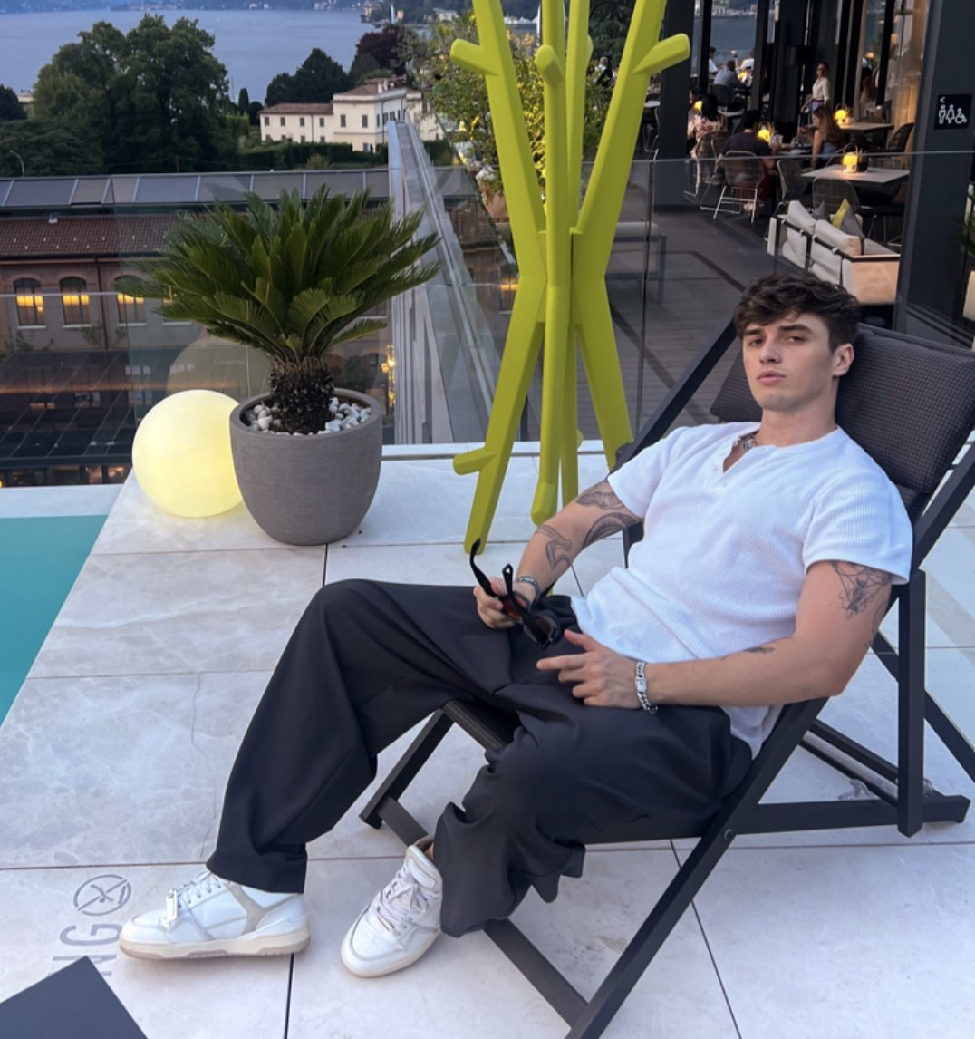 MassiThePrince's tweet photo. Living the good life at your expenses https://t.co/lkXEnkzjWk