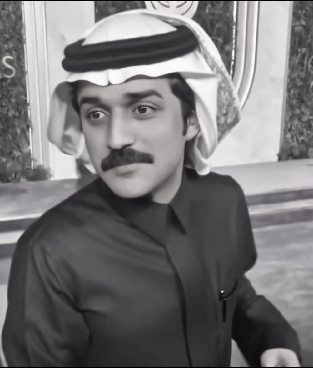 O_llle1's tweet photo. من الجوي وانا ملاحظه قوة الشبه بين الامير بدر بن عبدالمحسن الله يرحمه وبراء عالم https://t.co/GamDHDwM1P