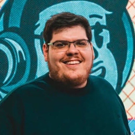 poponze's tweet photo. Casimiro, apresentador da CazéTV, debocha da Globo após emissora preferir passar filme do que a Copa do Mundo:

“Hoje é ‘Medo Profundo’. Largou né, Globo? Hoje tu largou a audiência. Pô, deixa eu falar uma parada. Hoje tu quer os 12 milhões da CazéTV? […] Podia ter lançado um ‘Vingadores’, mano. Pô, tu tem Holanda e Marrocos. E tu bota pra disputar esse jogo p*ca tubarão albino cego, mano? Porr*.”