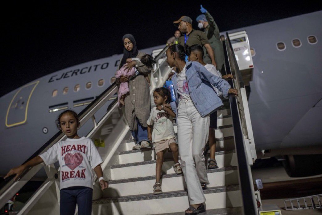 DropSiteNews's tweet photo. 🇪🇸 Spain welcomed 100 Palestinians, including 20 children, along with their families on Monday so they can receive medical treatment, Prime Minister Pedro Sánchez announced, in the country’s sixth such evacuation from Gaza.

🔹“No human being, and, of course, no child, should have to endure the horror being lived through in Gaza,” Sánchez wrote. Health Minister Mónica García said the children “leave behind the barbarity to receive the care they need in our hospitals,” adding that they “arrive with fear but” hope.

🔹Spain has been the European leader on Gaza medical evacuations, becoming the first country in the region to take in wounded Palestinian children in July 2024, and among Israel’s sharpest critics in the EU. 

🔹The need still vastly outstrips the response: the WHO says more than 18,500 people in Gaza, including nearly 4,000 children, still require urgent evacuation as the territory’s health system lies in ruins after Israel’s systematic assault.