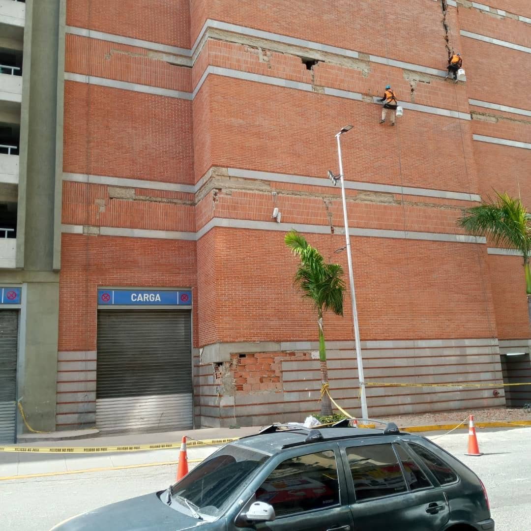 JuanKassabjiT's tweet photo. Denuncian que el Centro Comercial Sambil de La Candelaria, Caracas, abrió sus puertas a pesar de algunos daños en la infraestructura.

Los comerciantes alegan que tienen que trabajar y que los daños fueron mas que todo superficiales y  las columnas no sufrieron percance alguno.

Sin embargo los visitantes del Sambil comentaron que los daños en las escaleras y en las paredes son visibles y algunos incluso severos.