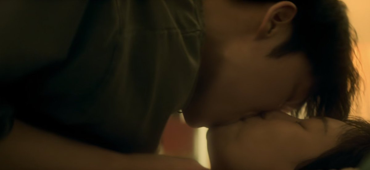 stupidaydream_'s tweet photo. o diálogo dessa cena foi basicamente:
"— e o seu marido, aquele corno?"
"— tá lá correndo atrás do primeiro amor dele"
"— nossa, como ele foi capaz de fazer isso com uma mulher linda como você? eu posso te tratar tão melhor..." 
*fodem a noite toda* https://t.co/RQOj7njvBb
