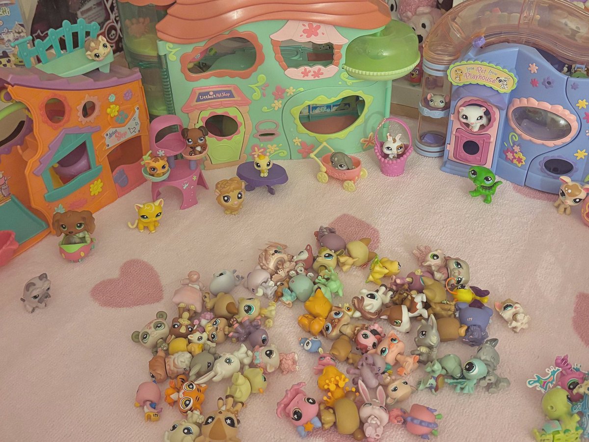 lesbianette's tweet photo. me and my lps against the world https://t.co/hR5HksGGWE
