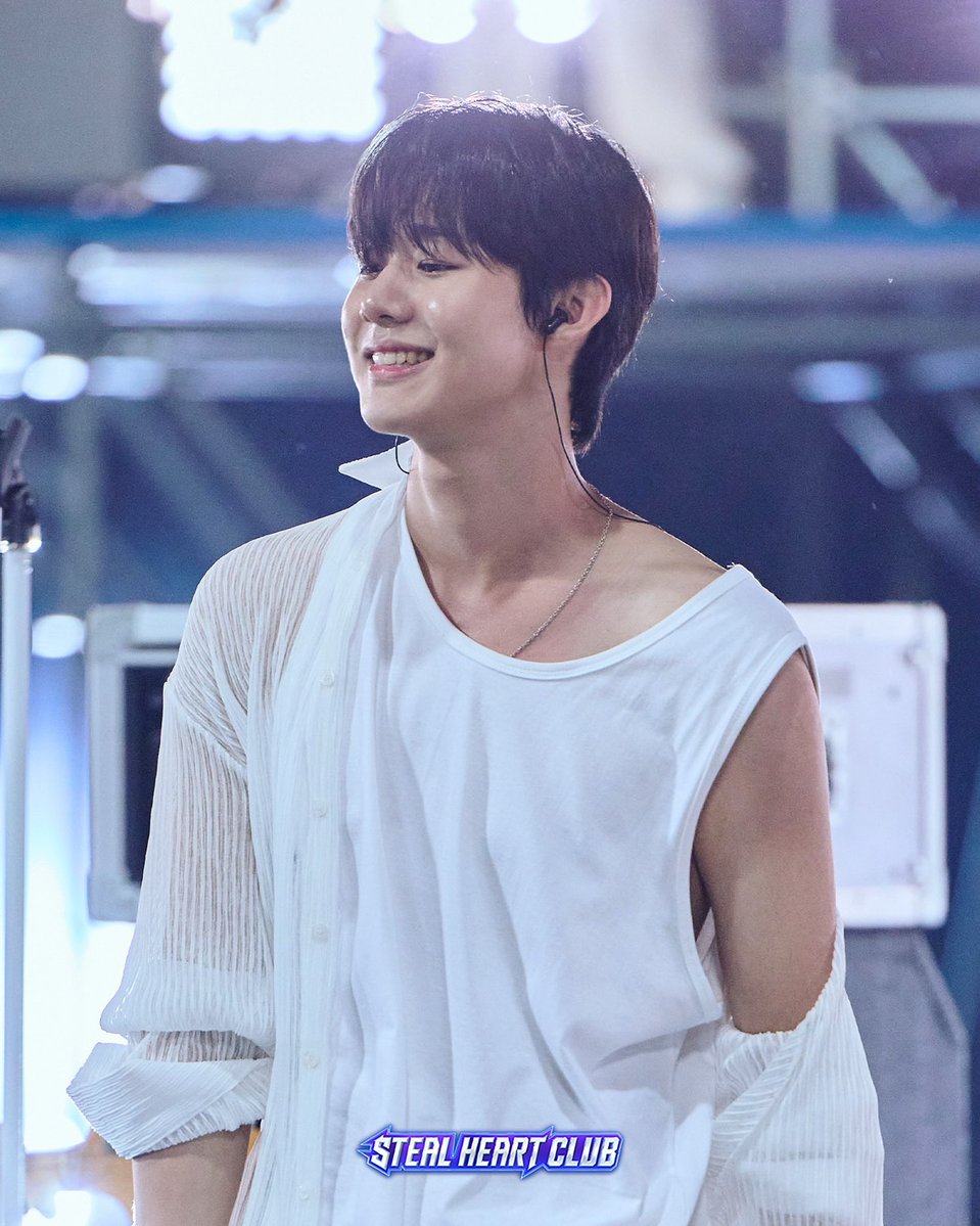 eunsungdiary's tweet photo. off the shoulder vibe really suits him 

—☁️
#idntt #eunsung https://t.co/J5HyWxMOD7