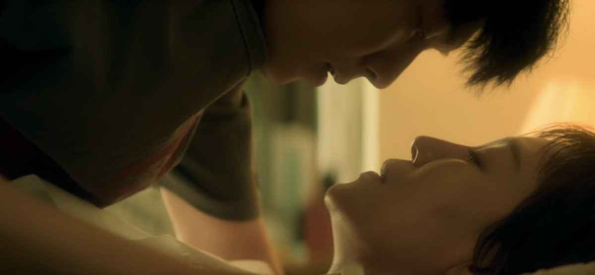 stupidaydream_'s tweet photo. o diálogo dessa cena foi basicamente:
"— e o seu marido, aquele corno?"
"— tá lá correndo atrás do primeiro amor dele"
"— nossa, como ele foi capaz de fazer isso com uma mulher linda como você? eu posso te tratar tão melhor..." 
*fodem a noite toda* https://t.co/RQOj7njvBb