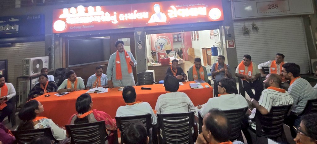 AmitThakerBJP's tweet photo. 🌳 હરિયાળી ગાંધીનગર લોકસભા, રળિયામણી વેજલપુર વિધાનસભા 🌳

સેવાલય ખાતે  ટીમ વેજલપુર સાથે પ્રધાનમંત્રી શ્રી @narendramodi સાહેબ પ્રેરિત 'એક પેડ મા કે નામ' અભિયાન અંતર્ગત આપણા ગાંધીનગર લોકસભાના લોકપ્રિય સાંસદ તથા કેન્દ્રીય ગૃહ અને સહકાર મંત્રી શ્રી @AmitShah સાહેબે ગાંધીનગર લોકસભામાં ગ્રીન કવર વધારવા માટે વધુમાં વધુ વૃક્ષારોપણ કરી હરિયાળી બનાવવા માટે આહ્વાન કર્યું છે તેના આયોજન મહત્વની બેઠક યોજી.

આગામી ૧૨ જુલાઈ, ૨૦૨૬ ના રોજ 'સામૂહિક વૃક્ષારોપણ'નમાં ભવ્ય આયોજન અંગે સૌને રજિસ્ટ્રેશન કરવા અને કરાવવા માટે અપીલ.કરી. 

વેજલપુર વિધાનસભાના સૌ નાગરિકોને પ્રકૃતિનું સંવર્ધનમાં જોડાવા આહવાન કરું છું. 

🔗 આજે જ આપનું રજિસ્ટ્રેશન પૂર્ણ કરો અને કરવો.: https://t.co/AOYrZ5bJTt

 #EkPedMaaKeNaam #TreePlantation #TreePlanting #Tree