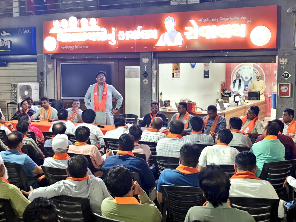 AmitThakerBJP's tweet photo. 🌳 હરિયાળી ગાંધીનગર લોકસભા, રળિયામણી વેજલપુર વિધાનસભા 🌳

સેવાલય ખાતે  ટીમ વેજલપુર સાથે પ્રધાનમંત્રી શ્રી @narendramodi સાહેબ પ્રેરિત 'એક પેડ મા કે નામ' અભિયાન અંતર્ગત આપણા ગાંધીનગર લોકસભાના લોકપ્રિય સાંસદ તથા કેન્દ્રીય ગૃહ અને સહકાર મંત્રી શ્રી @AmitShah સાહેબે ગાંધીનગર લોકસભામાં ગ્રીન કવર વધારવા માટે વધુમાં વધુ વૃક્ષારોપણ કરી હરિયાળી બનાવવા માટે આહ્વાન કર્યું છે તેના આયોજન મહત્વની બેઠક યોજી.

આગામી ૧૨ જુલાઈ, ૨૦૨૬ ના રોજ 'સામૂહિક વૃક્ષારોપણ'નમાં ભવ્ય આયોજન અંગે સૌને રજિસ્ટ્રેશન કરવા અને કરાવવા માટે અપીલ.કરી. 

વેજલપુર વિધાનસભાના સૌ નાગરિકોને પ્રકૃતિનું સંવર્ધનમાં જોડાવા આહવાન કરું છું. 

🔗 આજે જ આપનું રજિસ્ટ્રેશન પૂર્ણ કરો અને કરવો.: https://t.co/AOYrZ5bJTt

 #EkPedMaaKeNaam #TreePlantation #TreePlanting #Tree