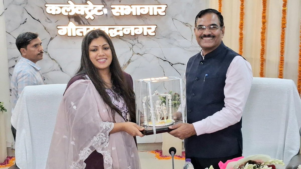 dmgbnagar's tweet photo. ADM (LA) श्री बच्चू सिंह जी के सेवानिवृत्त होने पर कलेक्ट्रेट सभागार में भावपूर्ण विदाई समारोह आयोजित हुआ। अधिकारियों व कर्मचारियों ने उनके उत्कृष्ट कार्यकाल, प्रशासनिक अनु��व एवं समर्पित सेवाओं को स्मरण कर सम्मानपूर्वक विदाई दी तथा उनके स्वस्थ एवं मंगलमय भविष्य की कामना की। https://t.co/WIE95KHCbF