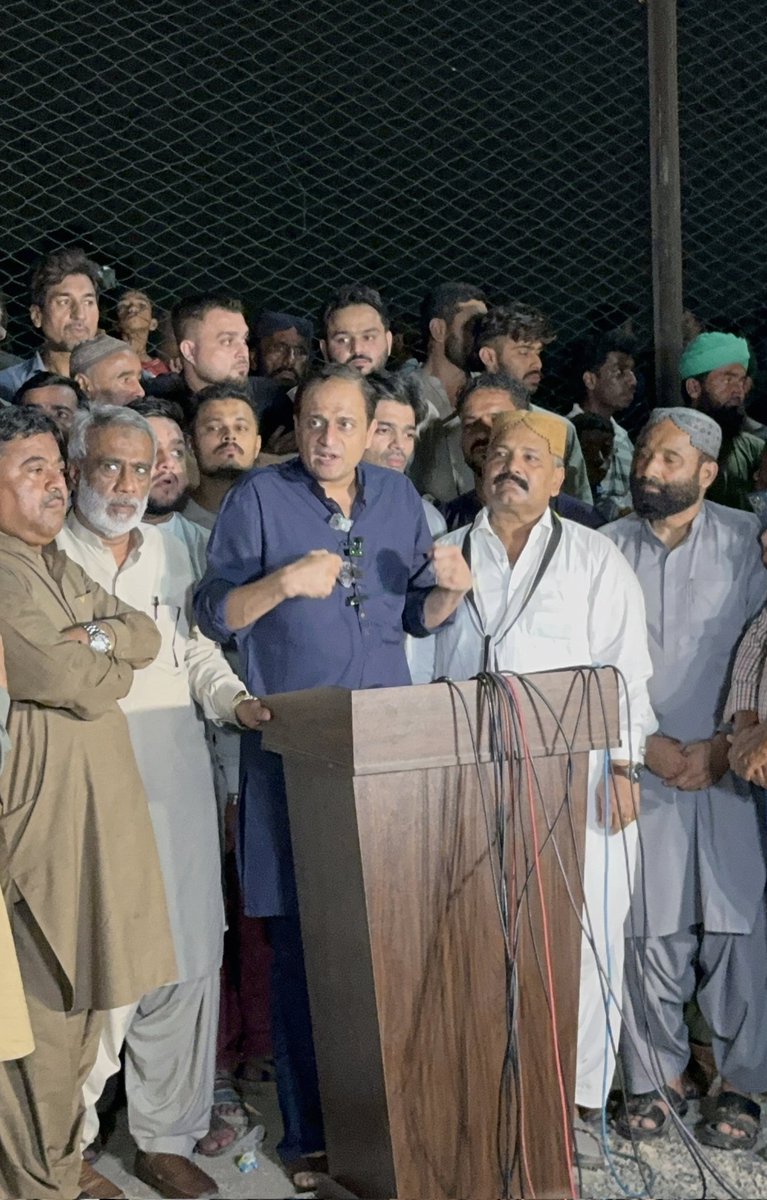 ShakeelChPPP's tweet photo. پاکستان کا واحد لیڈر بلاول بھٹوزرداری ہے
جو گلگت سے لیکر لیاری تک یکساں مقبول
اور عوام کی سوچوں کی ترجمانی کرتا ہے
جس کا منہ بولتا ثبوت لیاری میں پاکستان کی سب سے بڑی اسکرین پر ورلڈکپ کے میچز براہ راست دکھائے جانے سے شائقین⚽کے دل جیت لینا ہے
@murtazawahab1
#FifaWorldCup26 #Lyari https://t.co/FnGbUD5JVs
