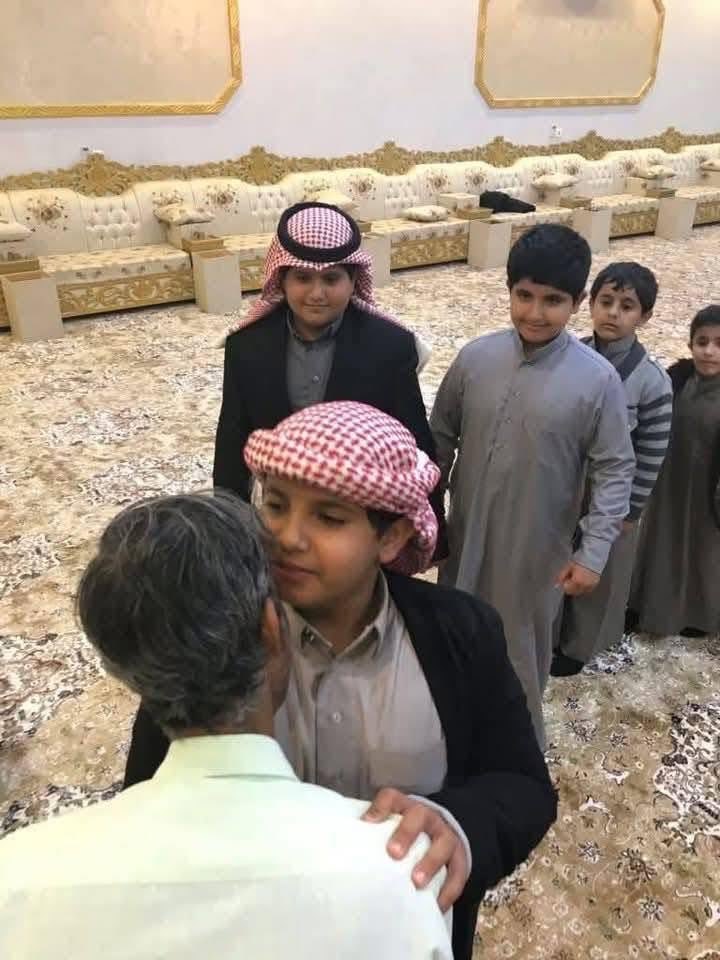 aasifa0786's tweet photo. An Indian worker spent 35 years serving a Saudi family with dedication and sincerity. When the time came for him to return home, the family honored his loyalty in a remarkable way.💐 https://t.co/BRXSDAef6Q