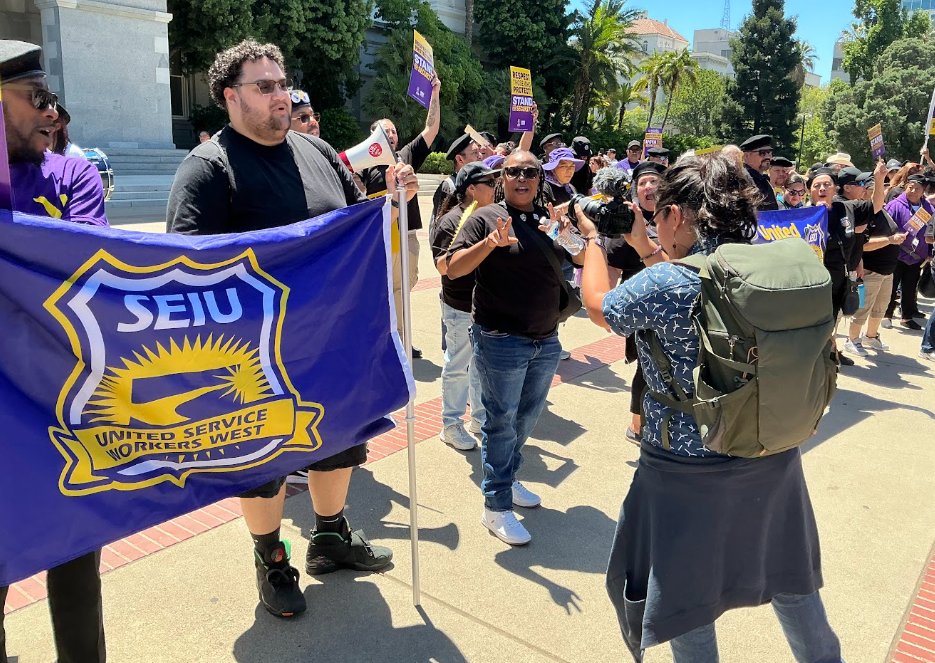 SEIULocal1's tweet photo. Security officers deserve to come home safe after their shift. That’s why Local 1 Chicago member leaders have traveled to California to stand in solidarity with @seiuusww security officers fighting to raise industry standards on training and safety. #StandForSecurity #SB1203 https://t.co/yLBjxl8CU3