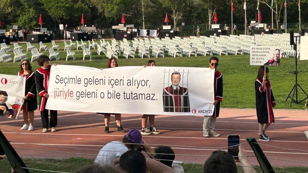 degisimmCHP's tweet photo. Üniversite öğrencileri, mezuniyet törenlerinde Ekrem İmamoğlu'na yönelik destek mesajları verdi. https://t.co/Ejoo3KTUxh