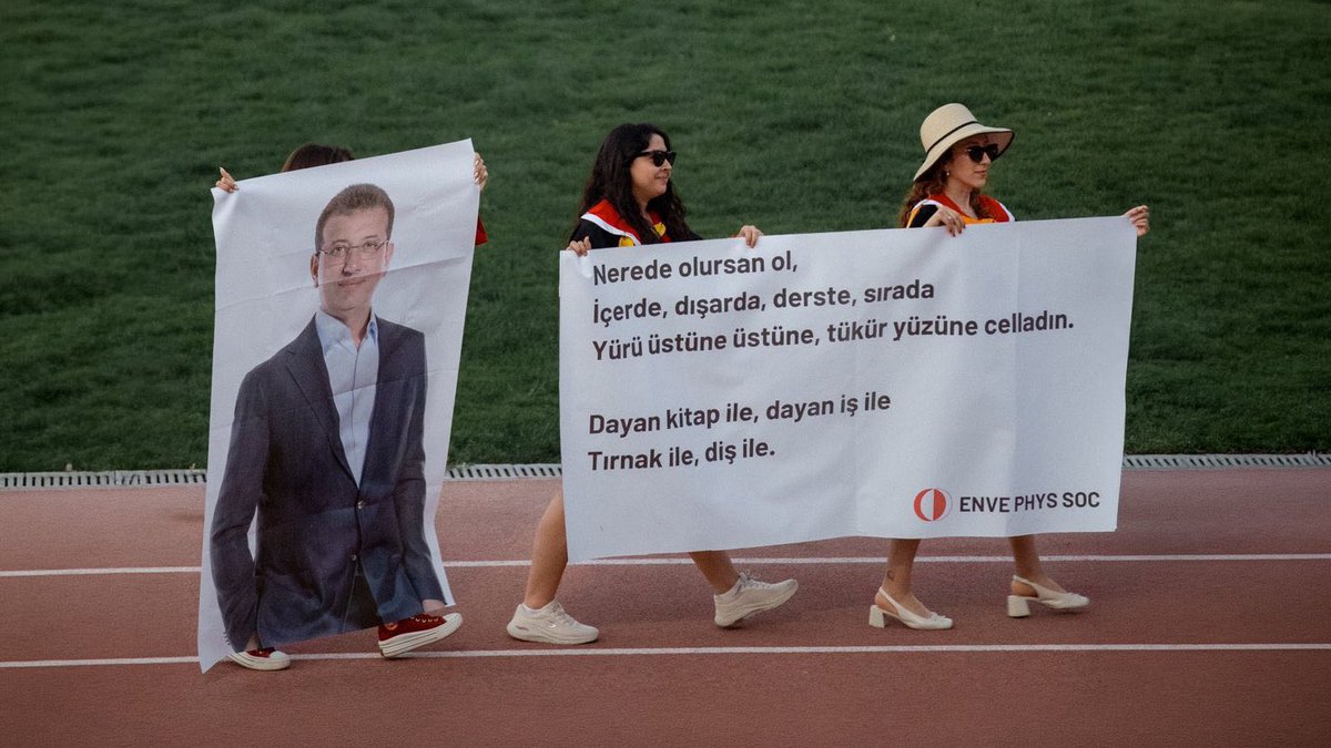 degisimmCHP's tweet photo. Üniversite öğrencileri, mezuniyet törenlerinde Ekrem İmamoğlu'na yönelik destek mesajları verdi. https://t.co/Ejoo3KTUxh
