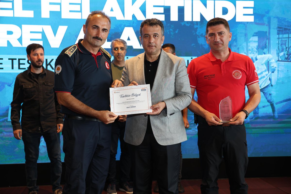halitdoganbsk's tweet photo. Havza ilçemizde yaşanan sel afetinin ardından, gece gündüz demeden büyük bir özveriyle çalışan kıymetli mesai arkadaşlarımızla bir araya geldik.

Afetin ilk anından itibaren sahada olan, büyük bir fedakârlıkla görev yapan tüm çalışma arkadaşlarıma yürekten teşekkür ediyorum. 

Havza’da afetin yaralarını birlikte sardık. Bir kez daha selden etkilenen tüm hemşehrilerimize geçmiş olsun dileklerimi iletiyorum. Bizler Büyükşehir Belediyesi olarak her zaman hemşehrilerimizin yanındayız.
