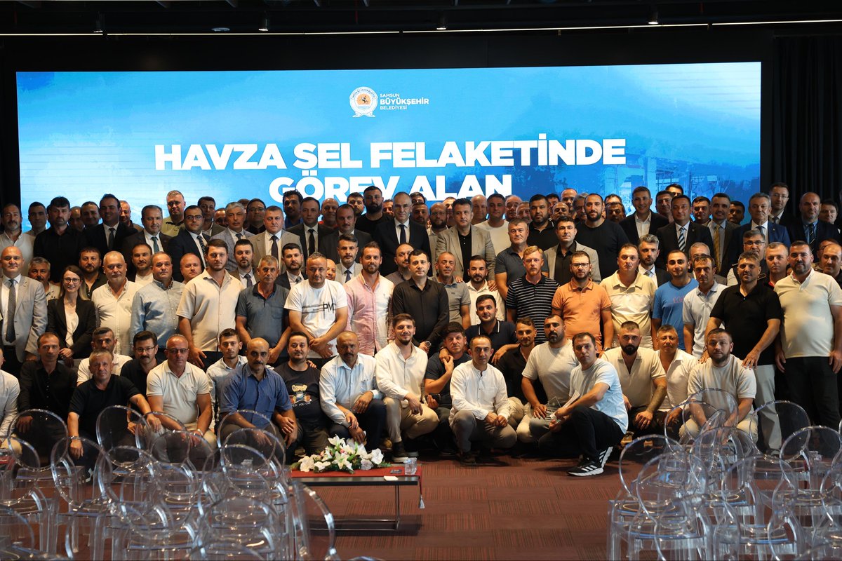 halitdoganbsk's tweet photo. Havza ilçemizde yaşanan sel afetinin ardından, gece gündüz demeden büyük bir özveriyle çalışan kıymetli mesai arkadaşlarımızla bir araya geldik.

Afetin ilk anından itibaren sahada olan, büyük bir fedakârlıkla görev yapan tüm çalışma arkadaşlarıma yürekten teşekkür ediyorum. 

Havza’da afetin yaralarını birlikte sardık. Bir kez daha selden etkilenen tüm hemşehrilerimize geçmiş olsun dileklerimi iletiyorum. Bizler Büyükşehir Belediyesi olarak her zaman hemşehrilerimizin yanındayız.
